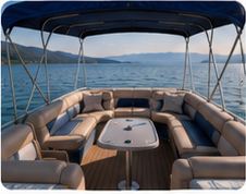 Intérieur convivial du bateau ponton